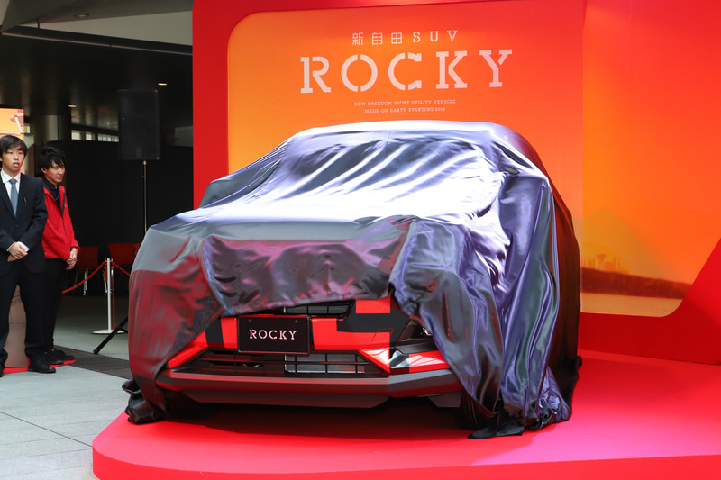 布袋寅泰さんとコラボレーションした「GUITARHYTHM」デザインのロッキーをアンベール