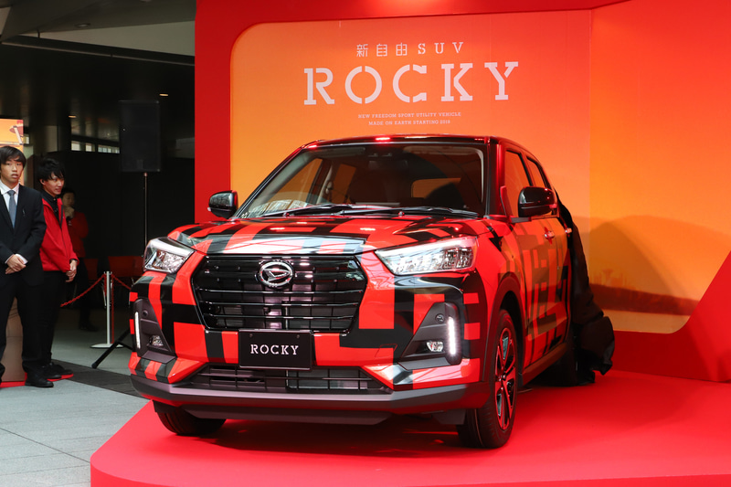 布袋寅泰さんとコラボレーションした「GUITARHYTHM」デザインのロッキーをアンベール