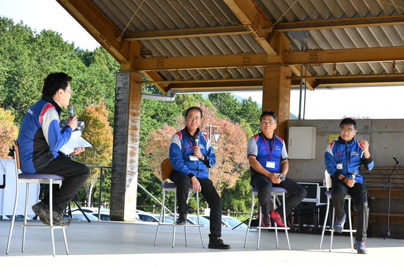 開発者トークショーその1。STI 平岡社長（中央左）、辰己英治総監督（中央右）、スバル 商品企画本部 WRX STI担当主査 嶋村誠氏（右）