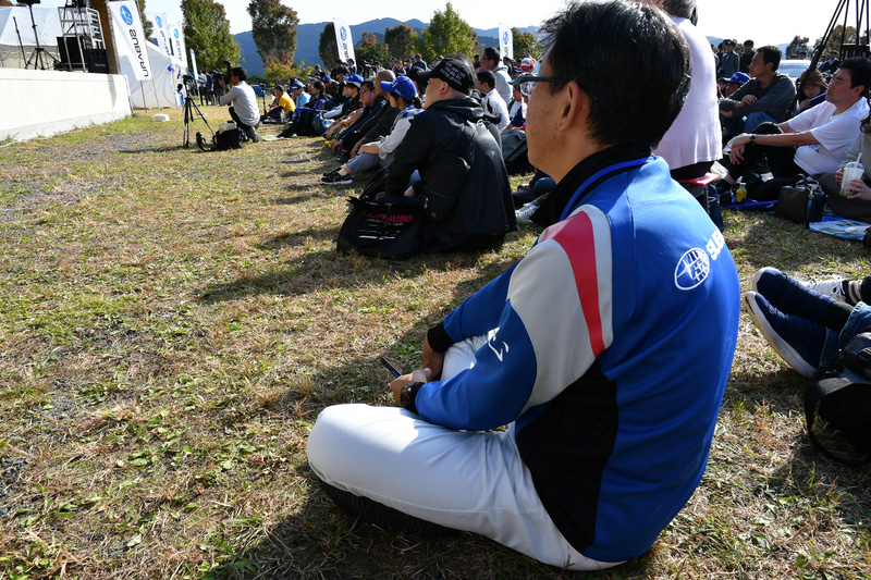 3人のトークショーをファンと同様興味深く聞いている商品企画本部長 阿部一博氏。スバルの市販車開発のトップ