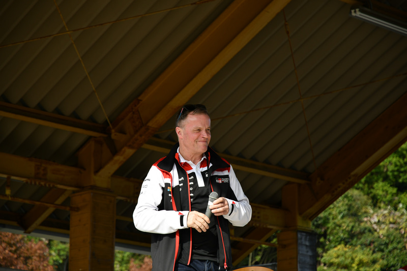 登場後、ソルベルグ選手とハグ