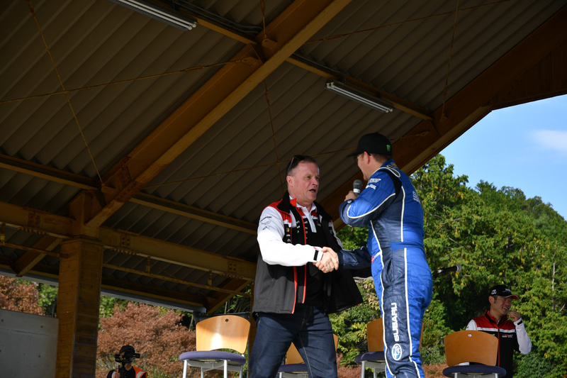 登場後、ソルベルグ選手とハグ