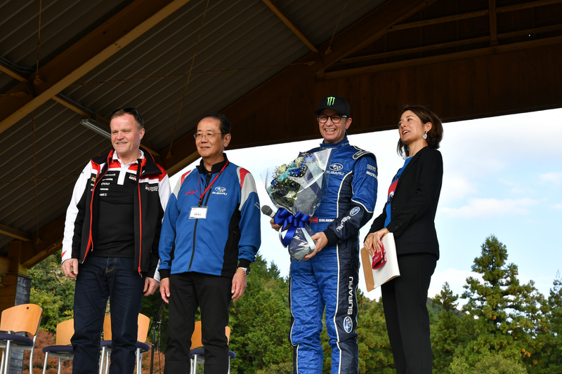 2019年で現役を引退するソルベルグ選手にSTI 平岡社長より花束。その後、記念写真