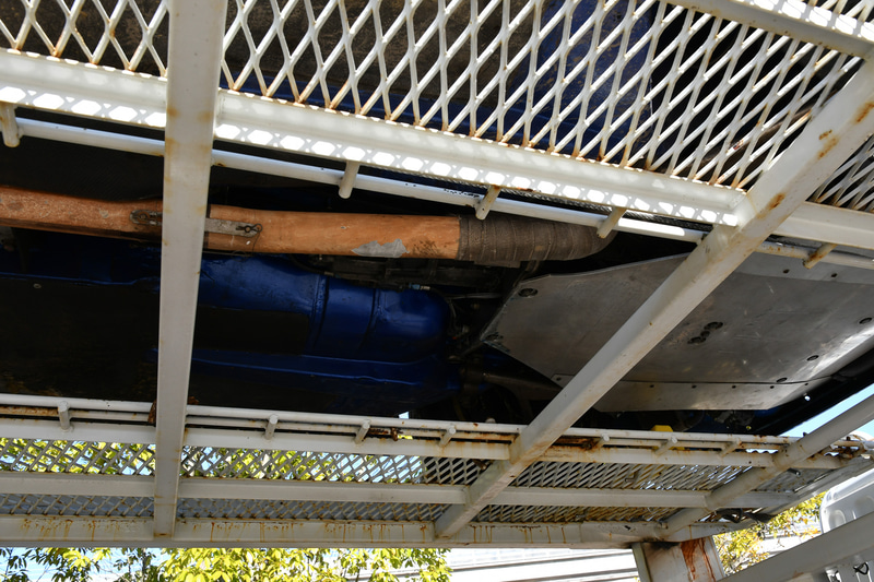 せっかくなのでシャシー下面を撮影。めったに見られない風景