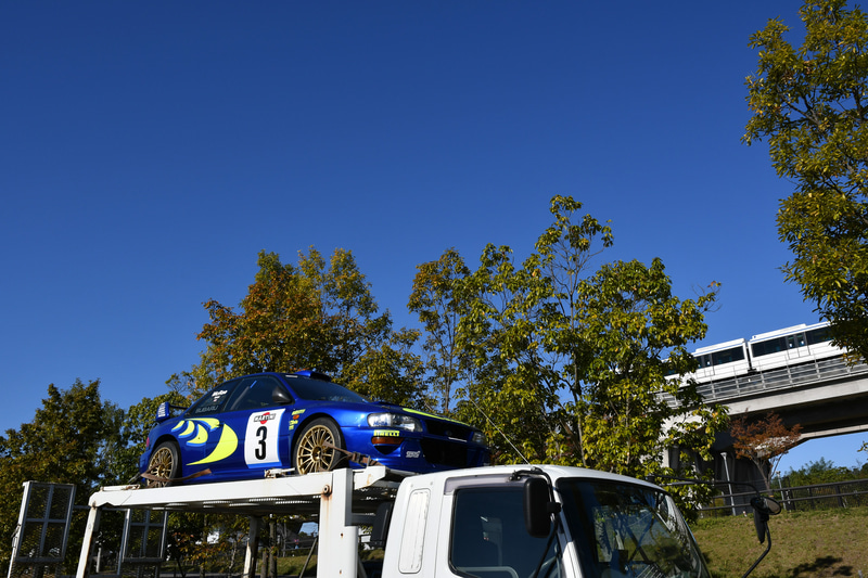 10日にセントラルラリーの取材に行くと、WRC 98が会場の隅に置かれていた