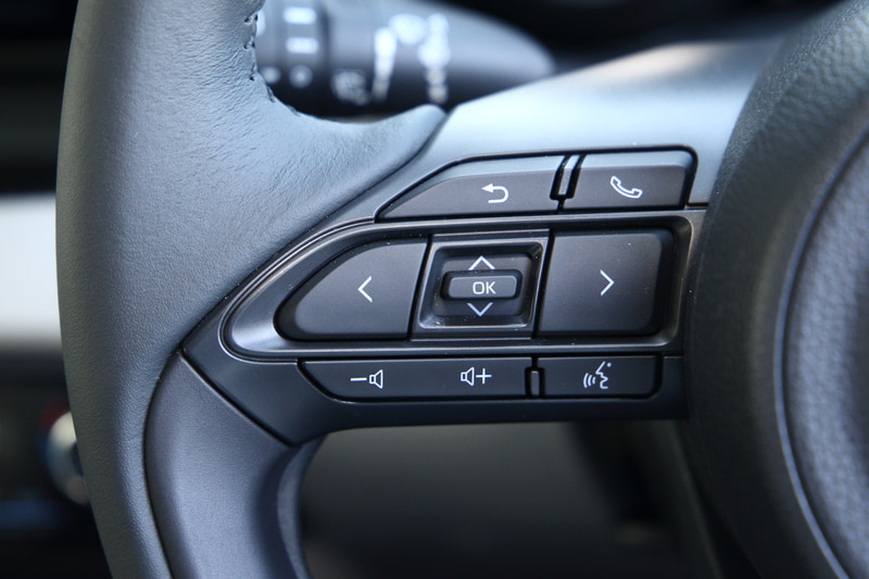 新型ヤリスではセンターコンソールの幅をヴィッツより20mm広くして、前席左右の位置もそれぞれドア側に10mm寄せた。さらにステアリングをヴィッツの370mmφから365mmφに小径化するなどして空間の広さを感じさせるインテリアに仕上げたという