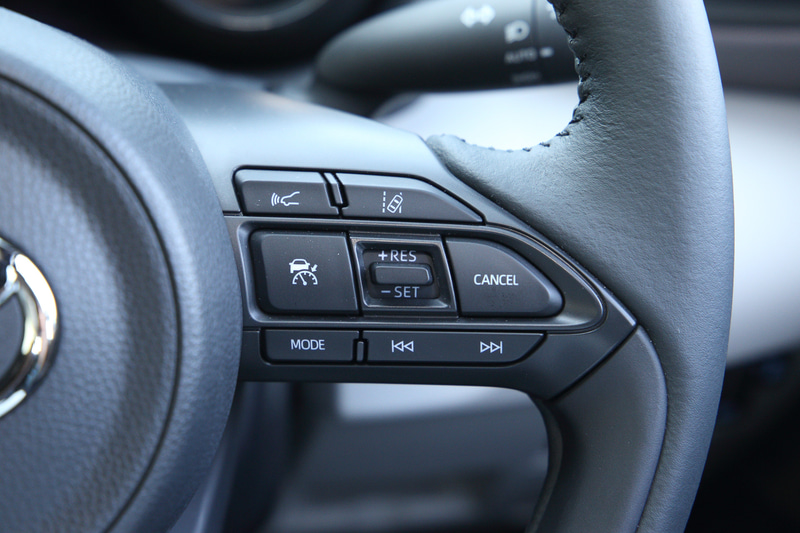 新型ヤリスではセンターコンソールの幅をヴィッツより20mm広くして、前席左右の位置もそれぞれドア側に10mm寄せた。さらにステアリングをヴィッツの370mmφから365mmφに小径化するなどして空間の広さを感じさせるインテリアに仕上げたという