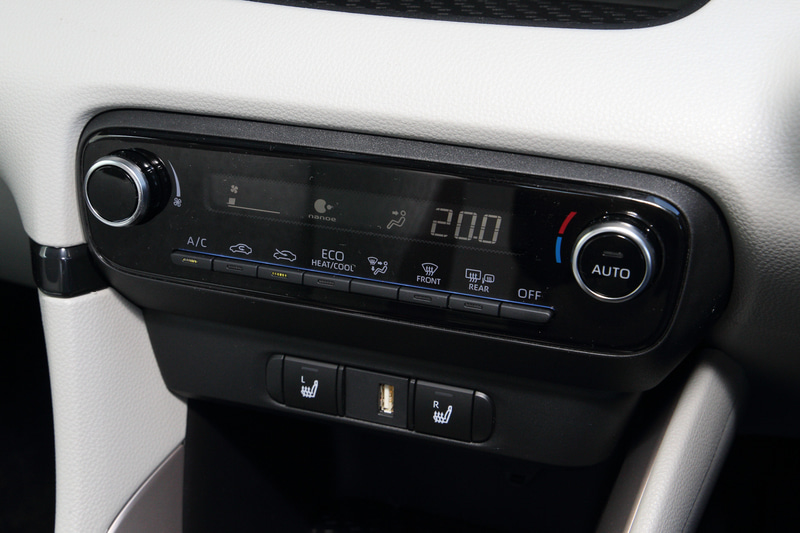 エアコンは微粒子イオン「nanoe（ナノイー）」の放出機能を持つ。その下にはシートヒータースイッチ、USBポートが備わる