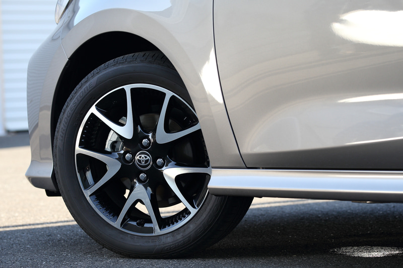 撮影車はブラック×アヴァンギャルドブロンズメタリックの2トーンカラーを採用する1.5リッターガソリンモデル。ボディサイズは3940×1695×1470mm（全長×全幅×全高）、ホイールベースは2550mm