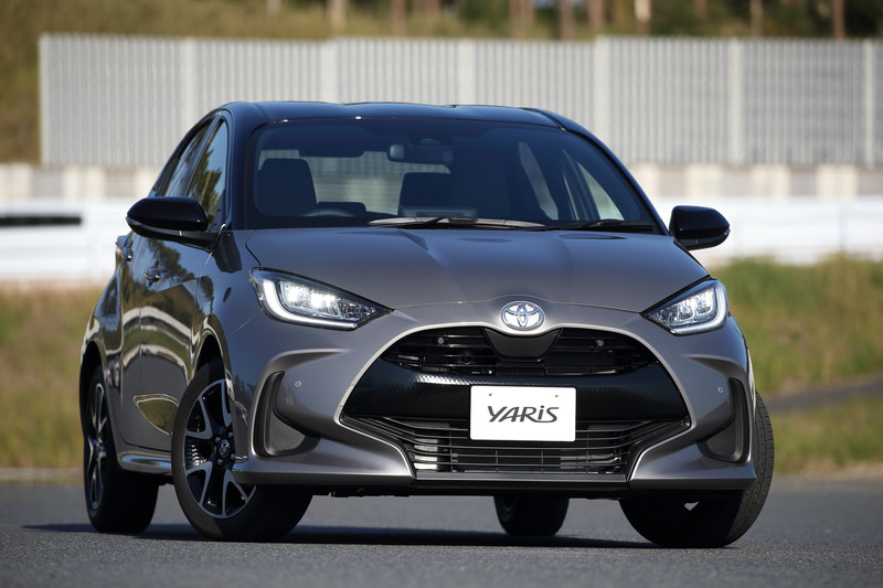 撮影車はブラック×アヴァンギャルドブロンズメタリックの2トーンカラーを採用する1.5リッターガソリンモデル。ボディサイズは3940×1695×1470mm（全長×全幅×全高）、ホイールベースは2550mm