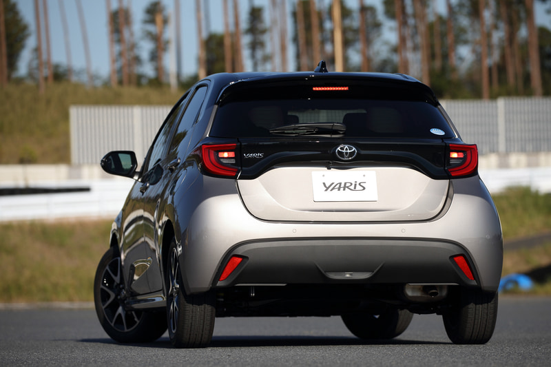 撮影車はブラック×アヴァンギャルドブロンズメタリックの2トーンカラーを採用する1.5リッターガソリンモデル。ボディサイズは3940×1695×1470mm（全長×全幅×全高）、ホイールベースは2550mm