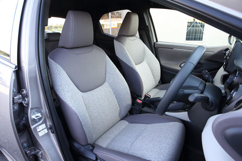 インテリアではφ365mmに小径化したステアリングホイールを採用するとともに、2眼式メーターをデジタル化した「フードレス双眼TFTメーター」を初採用。そのほかスマートフォンとの連携が可能な「ディスプレイオーディオ」、4G通信を利用する車載通信機「DCM（Data Communication Module）」などを装備