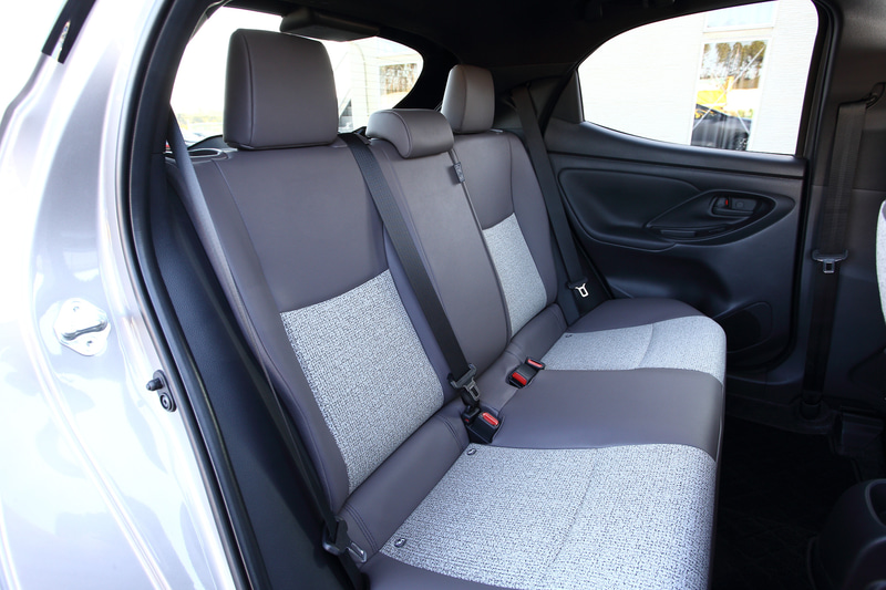 インテリアではφ365mmに小径化したステアリングホイールを採用するとともに、2眼式メーターをデジタル化した「フードレス双眼TFTメーター」を初採用。そのほかスマートフォンとの連携が可能な「ディスプレイオーディオ」、4G通信を利用する車載通信機「DCM（Data Communication Module）」などを装備