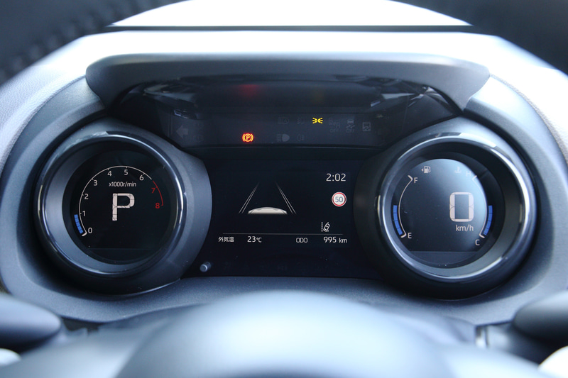 インテリアではφ365mmに小径化したステアリングホイールを採用するとともに、2眼式メーターをデジタル化した「フードレス双眼TFTメーター」を初採用。そのほかスマートフォンとの連携が可能な「ディスプレイオーディオ」、4G通信を利用する車載通信機「DCM（Data Communication Module）」などを装備