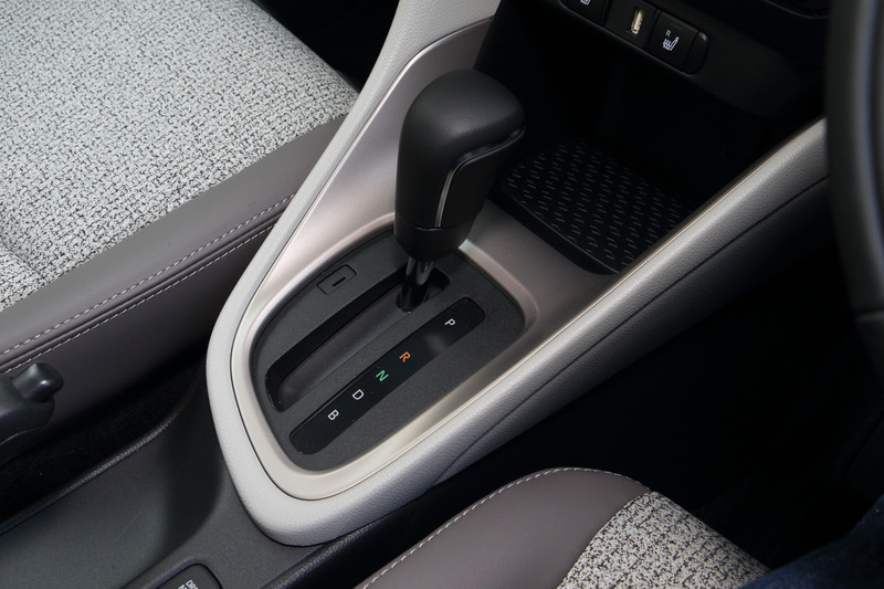 インテリアではφ365mmに小径化したステアリングホイールを採用するとともに、2眼式メーターをデジタル化した「フードレス双眼TFTメーター」を初採用。そのほかスマートフォンとの連携が可能な「ディスプレイオーディオ」、4G通信を利用する車載通信機「DCM（Data Communication Module）」などを装備