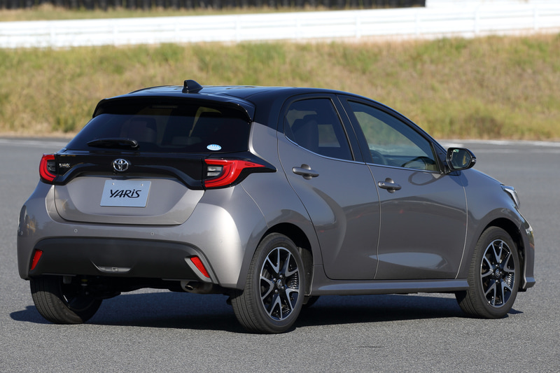 新型ヤリスではコンパクトカー向け「GA-Bプラットフォーム」を採用したのが新しい。現行型より車両重量を50kg軽量化するとともに、ねじり剛性を30％以上高め、重心高は15mm下げられた。ボディサイズは3940×1695×1470mm（全長×全幅×全高）、ホイールベースは2550mm。撮影車の1.5リッターガソリンモデルでは16インチホイールにブリヂストン「ECOPIA EP150」（185/55R16）を装着する