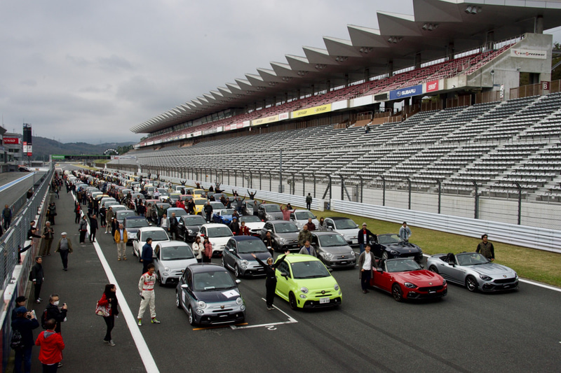 開会式でホームストレートに集結したアバルトオーナーら