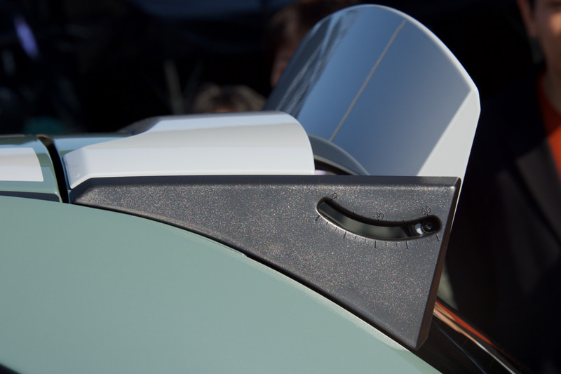 最大60度まで12段階で角度調整ができる大型リアウイングを装着