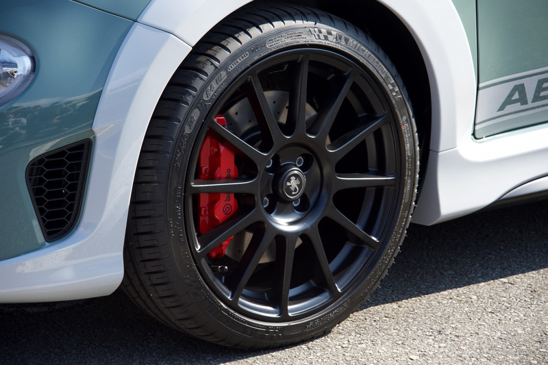 ブラックのホイールの間からブレンボのレッドブレーキキャリパーが覗く。タイヤサイズは205/40ZR17