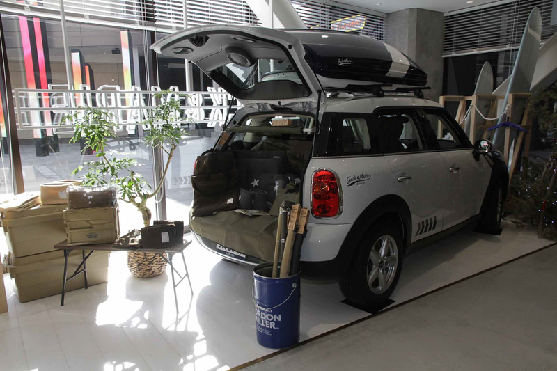 「南町田グランベリーパーク」内にオープンする「JACK＆MARIE グランベリーパーク」。店舗の外からも見える位置にブランドアイコンとして位置付けるBMW MINIを展示