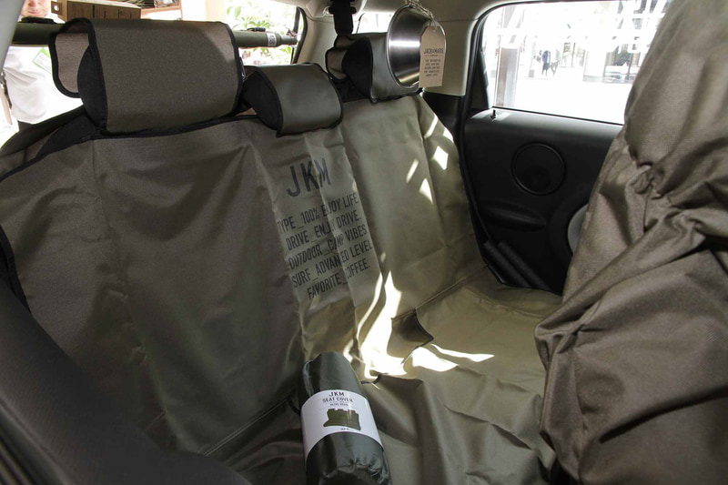 車内やラゲッジスペースの周囲にJACK＆MARIEのアイテムを置き、JACK＆MARIEの世界観を表現している