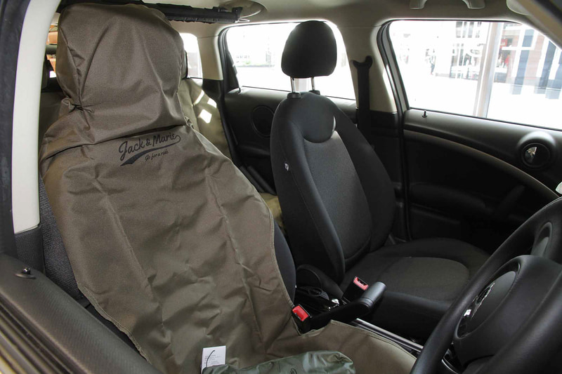 車内やラゲッジスペースの周囲にJACK＆MARIEのアイテムを置き、JACK＆MARIEの世界観を表現している