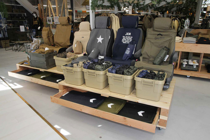 車内の使い勝手を高める製品も多数用意