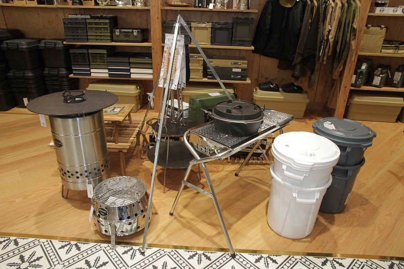 アウトドアレジャーでも便利な運搬、収納、保管といった実用的なアイテムも豊富に取りそろえ、JACK＆MARIEブランドでコーディネート