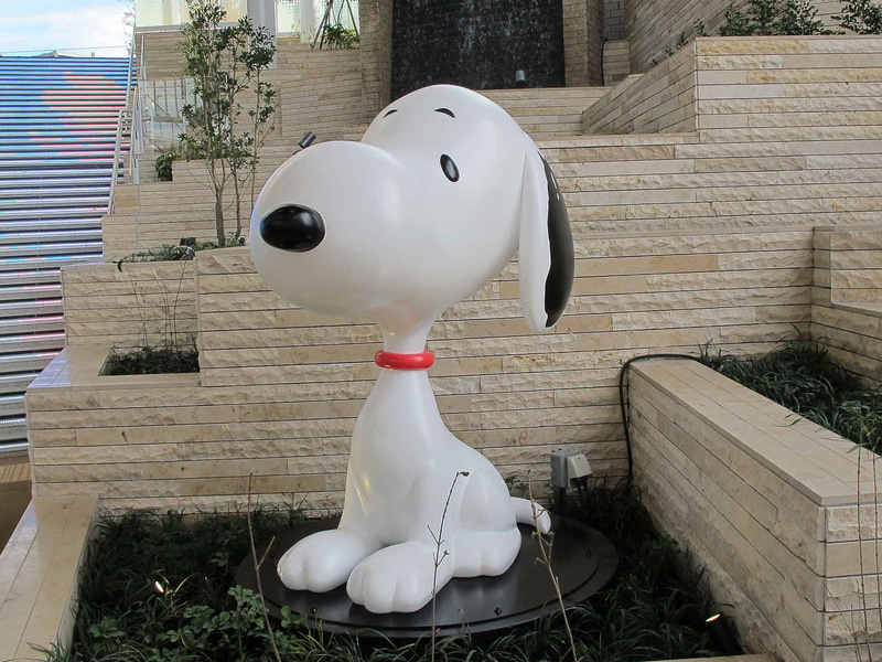 南町田グランベリーパーク駅の下りホームに設置されたスヌーピーの彫像（C）Peanuts Worldwide LLC