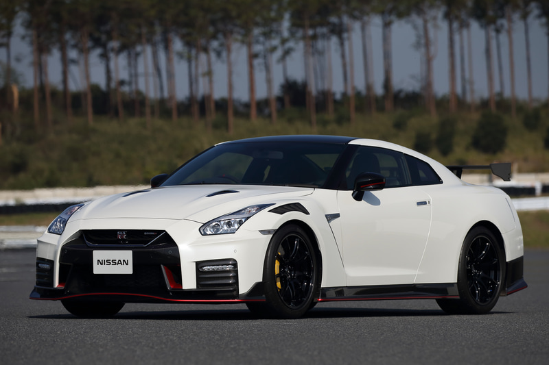 GT-R NISMO 2020モデルのボディサイズは4690×1895×1370mm（全長×全幅×全高）、ホイールベースは2780mm。車両重量は1720kg。価格は2420万円