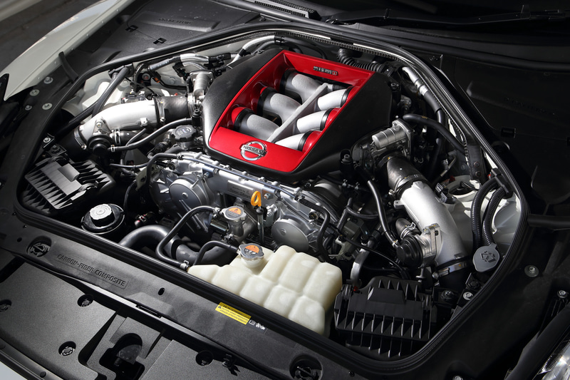 GT-R NISMO 2020モデルが搭載するV型6気筒DOHC 3.8リッターツインターボ「VR38DETT」型エンジンは、最高出力441kW（600PS）/6800rpm、最大トルク652Nm（66.5kgfm）/3600-5600rpmを発生