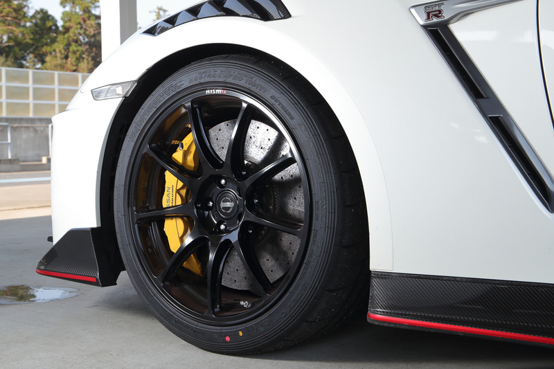 足下では9本スポークのレイズ製鍛造アルミホイールを採用するとともに、新開発のハイグリップゴムを採用したダンロップのランフラットタイヤ「SP SPORT MAXX GT600 DSST CTT」（フロント255/40ZRF20、リア285/35ZRF20）を装着