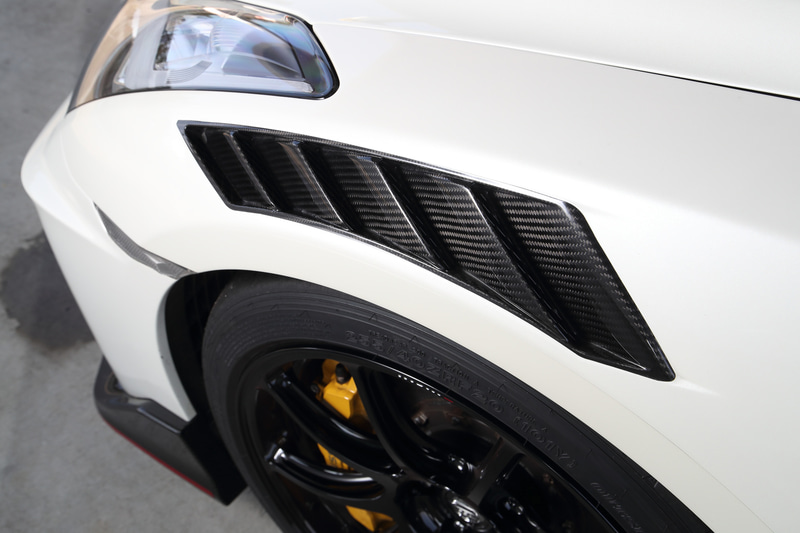 ルーフ、エンジンフード、フロントフェンダー、バンパー、トランクリッドにカーボン素材を採用。ルーフにはカーボン素材の間により低比重の材質をはさみ込むことでさらなる軽量化を図った。これら外装部品により、従来から約10.5kgの軽量化に成功した。なお、フロントフェンダーにはエアダクトが設けられ、エンジンルームからの熱を逃がすだけでなくエンジンルーム内の内圧を下げる役割を持つ。さらにエアダクトの排出風によってフェンダー外表面の流速を下げることで表面リフトを減少させ、フロントタイヤのダウンフォースを増やす効果もあるという
