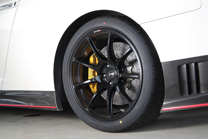 足下では9本スポークのレイズ製鍛造アルミホイールを採用するとともに、新開発のハイグリップゴムを採用したダンロップのランフラットタイヤ「SP SPORT MAXX GT600 DSST CTT」（フロント255/40ZRF20、リア285/35ZRF20）を装着