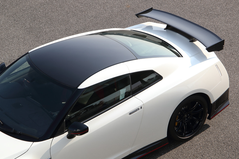 ルーフ、エンジンフード、フロントフェンダー、バンパー、トランクリッドにカーボン素材を採用。ルーフにはカーボン素材の間により低比重の材質をはさみ込むことでさらなる軽量化を図った。これら外装部品により、従来から約10.5kgの軽量化に成功した。なお、フロントフェンダーにはエアダクトが設けられ、エンジンルームからの熱を逃がすだけでなくエンジンルーム内の内圧を下げる役割を持つ。さらにエアダクトの排出風によってフェンダー外表面の流速を下げることで表面リフトを減少させ、フロントタイヤのダウンフォースを増やす効果もあるという