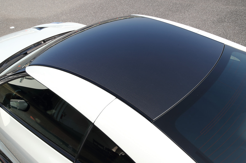 ルーフ、エンジンフード、フロントフェンダー、バンパー、トランクリッドにカーボン素材を採用。ルーフにはカーボン素材の間により低比重の材質をはさみ込むことでさらなる軽量化を図った。これら外装部品により、従来から約10.5kgの軽量化に成功した。なお、フロントフェンダーにはエアダクトが設けられ、エンジンルームからの熱を逃がすだけでなくエンジンルーム内の内圧を下げる役割を持つ。さらにエアダクトの排出風によってフェンダー外表面の流速を下げることで表面リフトを減少させ、フロントタイヤのダウンフォースを増やす効果もあるという