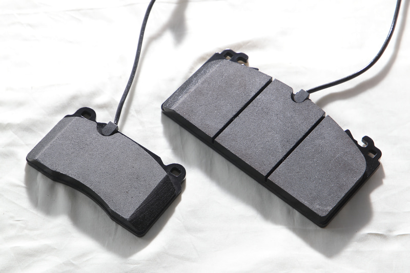 世界最大級のサイズを誇る新開発のカーボンセラミックブレーキ。ブレーキローター径はフロントφ410mm、リアφ390mm。キャリパー色には熱による変色がもっとも少ないというイエローを採用した。2020年モデルのGT-R NISMOでは、ブレーキとカーボン製の外装部品、レカロシートなどを合わせて合計で約30kgの軽量化を実現したとアナウンスされている