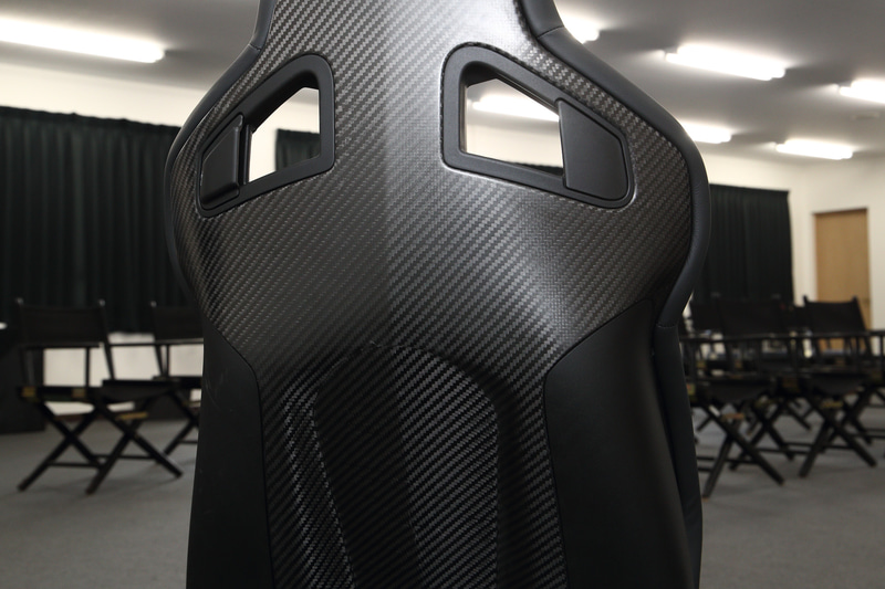 インテリアでは、カーボンシェルにコアフレーム構造を追加することで軽量化をしながら剛性を高めることに成功した新開発のレカロ製カーボンバックバケットシートを採用