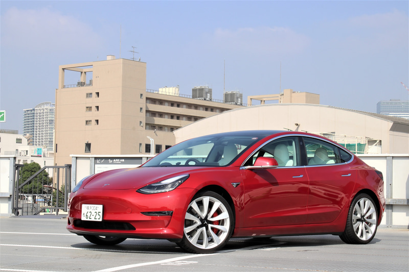 ボディサイズは4695mm×1850mm×1445mm（全長×全幅×全高）、ホイールベースは2875mm。最高速は261km/h、0-100km/h加速は3.4秒というパフォーマンスを誇りつつ、航続距離はWLTCモードで530kmとなる