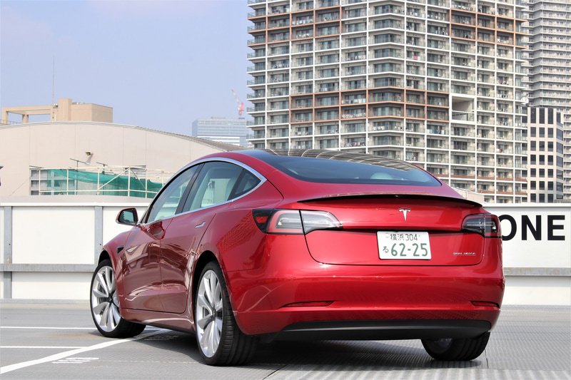 ボディサイズは4695mm×1850mm×1445mm（全長×全幅×全高）、ホイールベースは2875mm。最高速は261km/h、0-100km/h加速は3.4秒というパフォーマンスを誇りつつ、航続距離はWLTCモードで530kmとなる