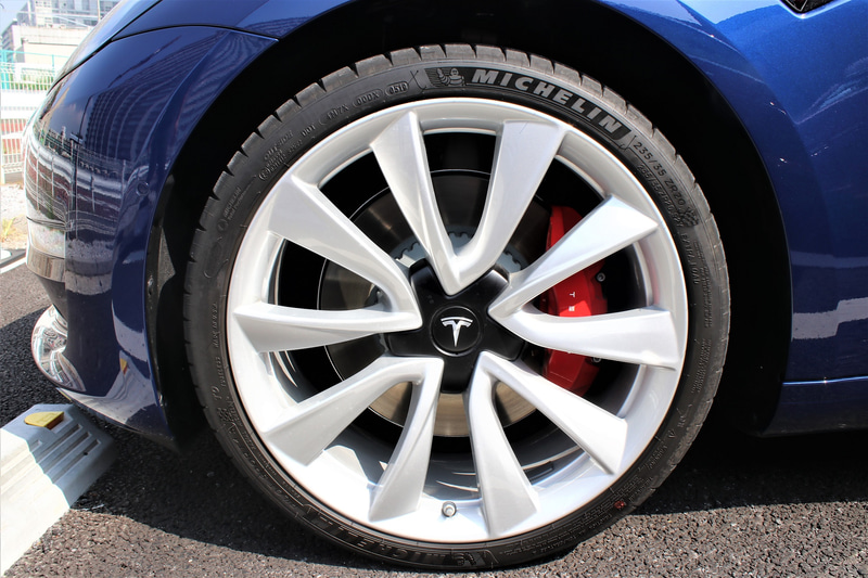 試乗車は20インチパフォーマンスホイールとミシュラン「パイロットスポーツ 4S」（235/35ZR20）の組み合わせ