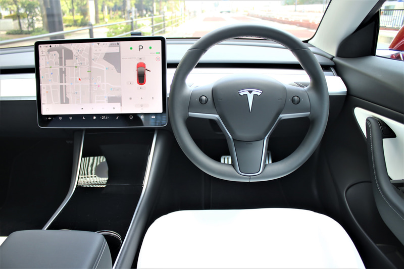 今回の試乗車はイギリス仕様のため、シートカラーが日本仕様では設定のないホワイトとなる