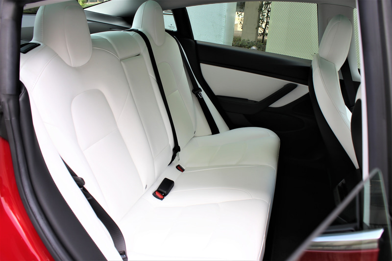 今回の試乗車はイギリス仕様のため、シートカラーが日本仕様では設定のないホワイトとなる
