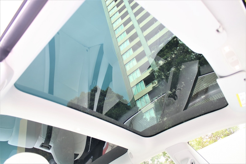 ガラスルーフが採用され、開放感のある室内