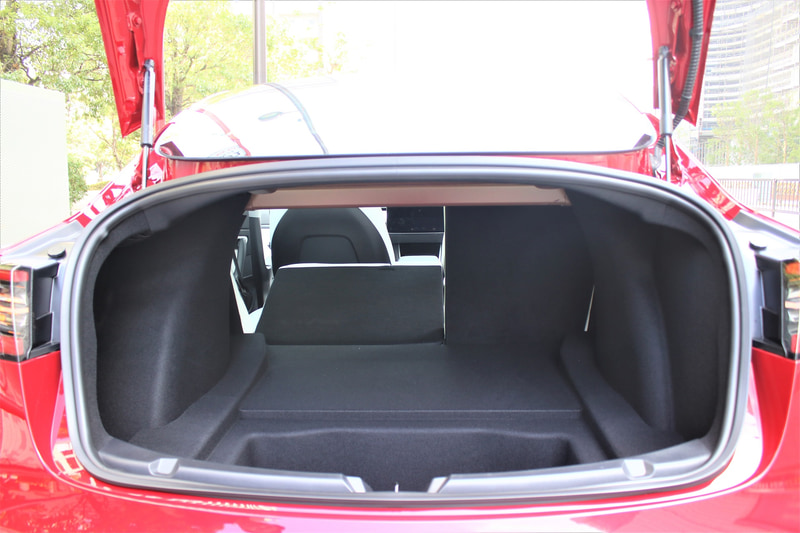 542Lの容量を持つトランク＆サブトランク。リアシートを倒すこともできる