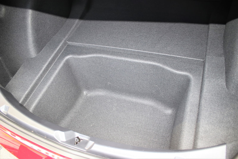 542Lの容量を持つトランク＆サブトランク。リアシートを倒すこともできる