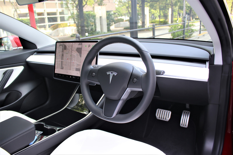 シフトレバーはステアリングコラムの右側に設定される