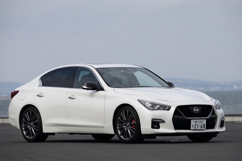 今回試乗したのは、9月に発売されたプレミアムセダン「スカイライン」の新グレード「400R」（562万5400円）。ボディサイズは4810×1820×1440mm（全長×全幅×全高）、ホイールベースは2850mm。車両重量は、同じエンジンを積む304PS版のGTシリーズ系で最重量の「GT Type SP」にプラス30kgの1760kg。なお、9月の大幅改良により、これまでフロントグリルやホイールセンターキャップなどに使ってきたインフィニティのエンブレムを日産エンブレムに変更している