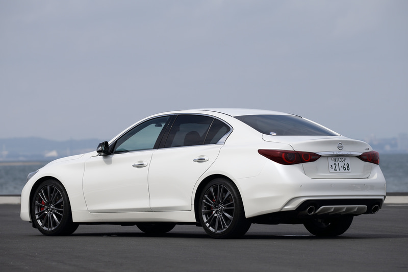 今回試乗したのは、9月に発売されたプレミアムセダン「スカイライン」の新グレード「400R」（562万5400円）。ボディサイズは4810×1820×1440mm（全長×全幅×全高）、ホイールベースは2850mm。車両重量は、同じエンジンを積む304PS版のGTシリーズ系で最重量の「GT Type SP」にプラス30kgの1760kg。なお、9月の大幅改良により、これまでフロントグリルやホイールセンターキャップなどに使ってきたインフィニティのエンブレムを日産エンブレムに変更している