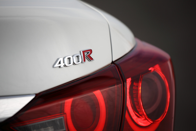 エクステリアでは専用デザインの19インチホイールやレッド塗装のブレーキキャリパー、ブラックドアミラーなどを採用するとともに、トランクリッドに400Rのエンブレムを装着。さらに国内販売の日産車で初採用の「IDS（インテリジェントダイナミックサスペンション）」を標準装備する